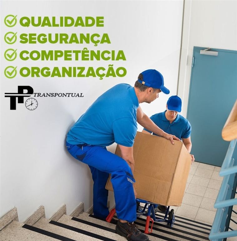 Equipe da Transpontual transportando uma caixa com carrinho em uma escada